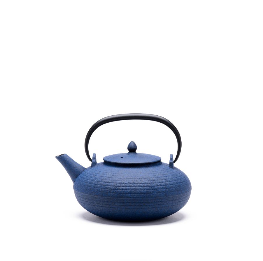 Itome čajnik od lijevanog željeza plavi